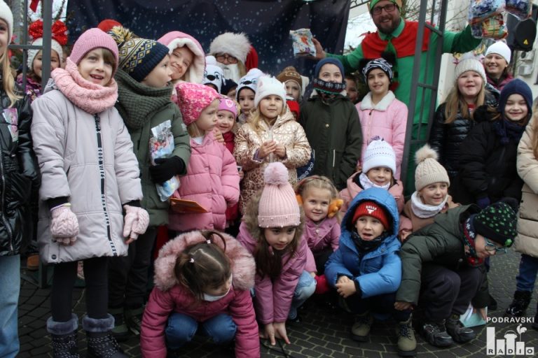 FOTO U Đurđevcu održan adventski sajam i druženje s Djedom Mrazom