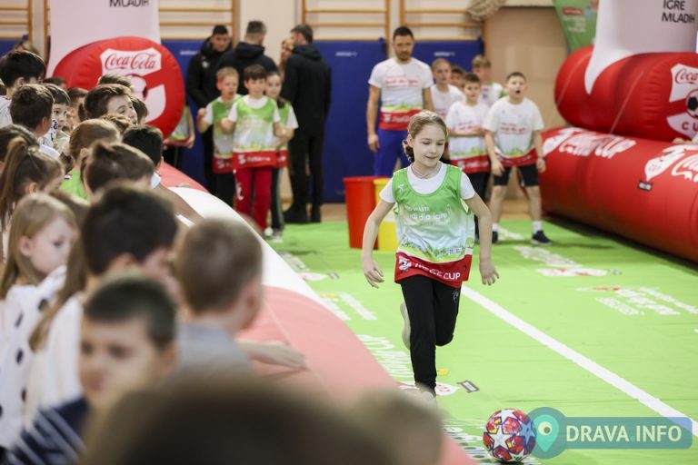 FOTO: SPORTSKE IGRE MLADIH Osnovnoškolci kroz poligon pokazuju znanja i vještine o razvrstavanju otpada, evo atmosfere iz ANG-a