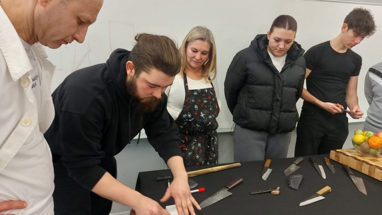 FOTO Kovač Ivan Mlinar posjetio Obrtničku školu i održao zanimljivo i edukativno predavanje