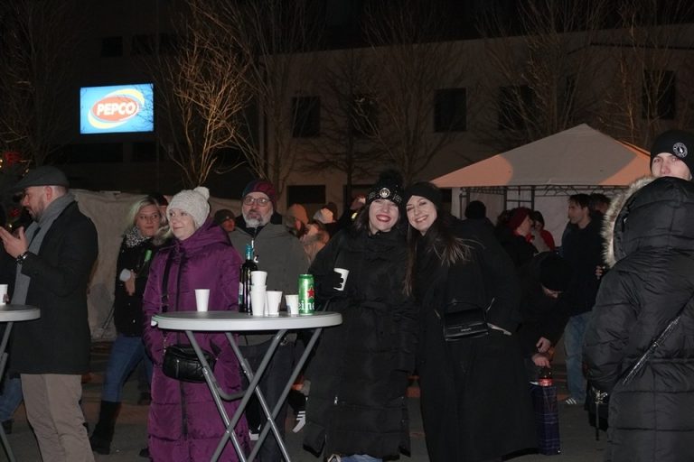 FOTO Đurđevčani i gosti dočekali Novu godinu na otvorenom uz glazbu, vatromet i dobro raspoloženje