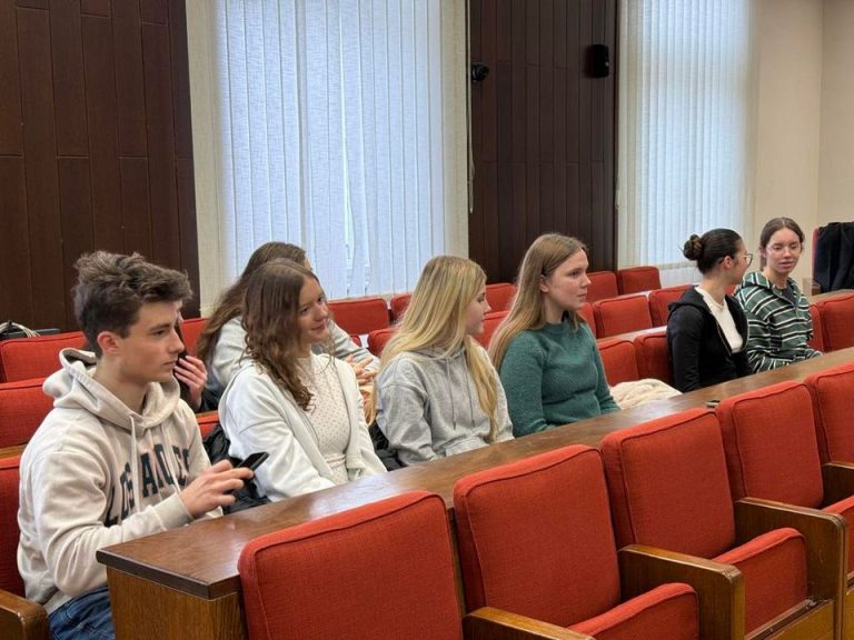 FOTO: ŠKOLA I ZAJEDNICA Gimnazijalci posjetili Gradsku upravu i razgovarali o važnim temama