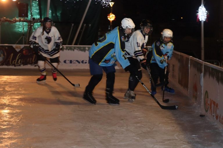 FOTO Revijalnom utakmicom hokeja na ledu zatvoren Advent u Križevcima