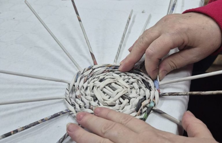 FOTO Održana radionica pletenja košarica u sklopu projekta “Kreativ Saga”