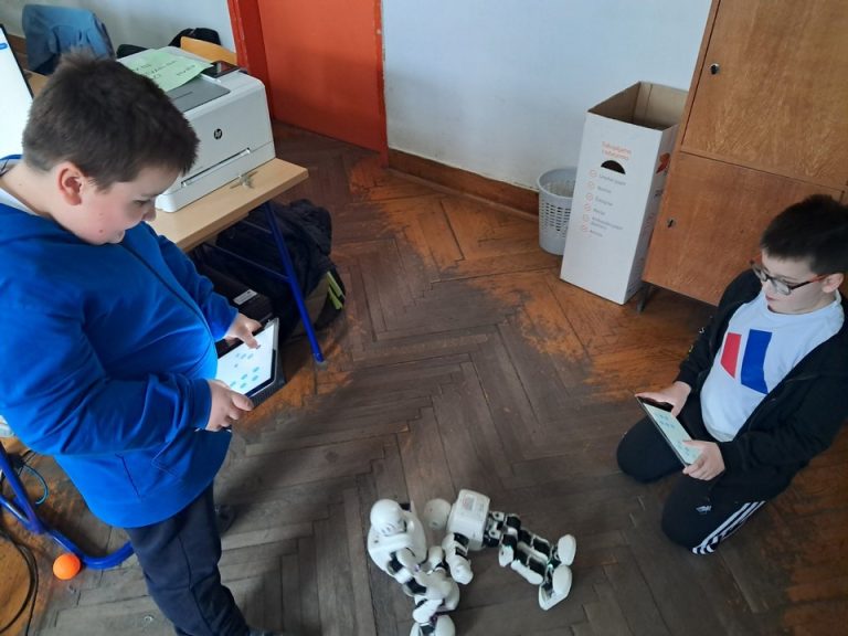 FOTO  Učenici OŠ “Fran Koncelak” kroz projekt Code4Europe učili programiranje uz humanoidne i edukativne robote