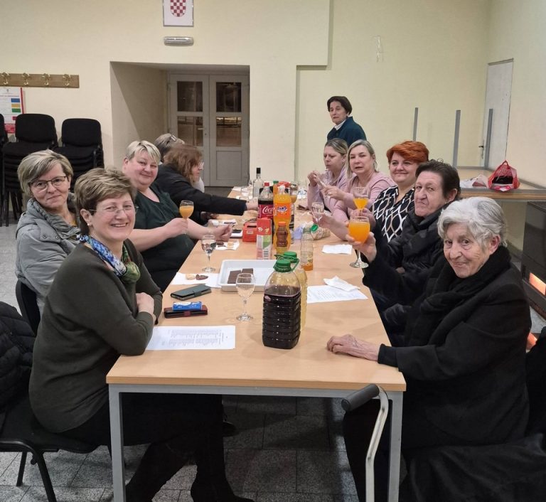 Sastale se članice Udruge žena Bregi, imenovane nova tajnica i blagajnica. Minuta šutnje za prerano preminulu Ljiljanu Ivezić