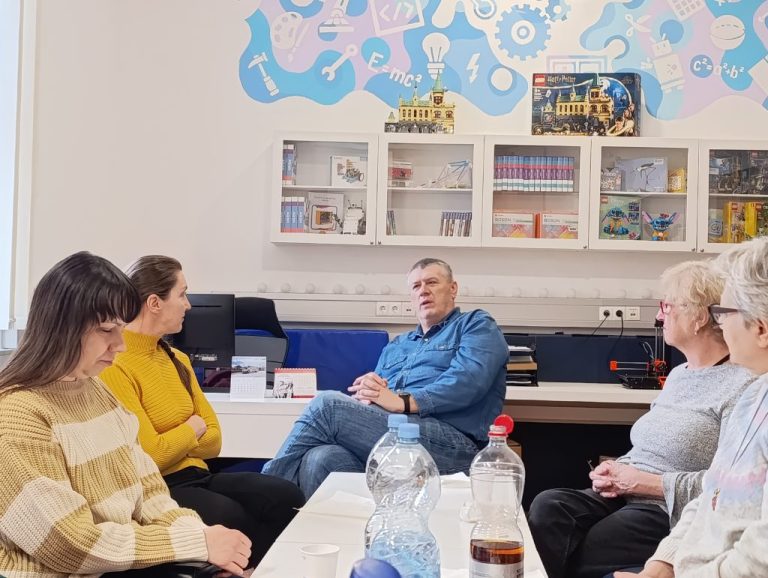 FOTO Održan redovni susret Čitateljskog kluba Šišmiš
