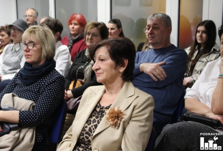 ŽENE OSTAVLJAJU TRAG U Gradskoj knjižnici Đurđevac otvorena nova izložba