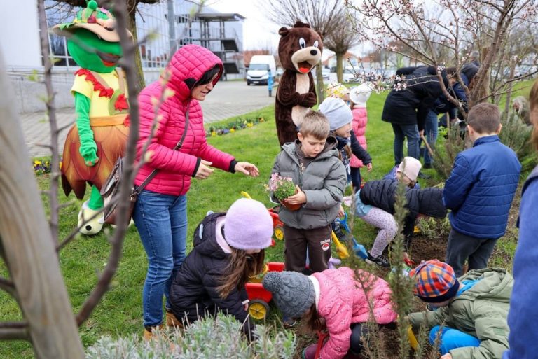 FOTO Podravka i Komunalac revitalizirali Šumu hrane kod Cerina i obilježili Sat za planet Zemlju