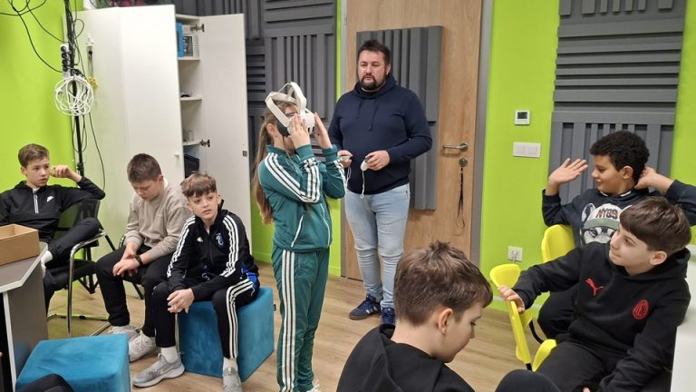 FOTO: STRAH OD JAVNOG NASTUPA U Podolicama povezali umjetnu inteligenciju, VR i govorništvo: ‘U sigurnom okruženju usavršavamo vještine učenika’