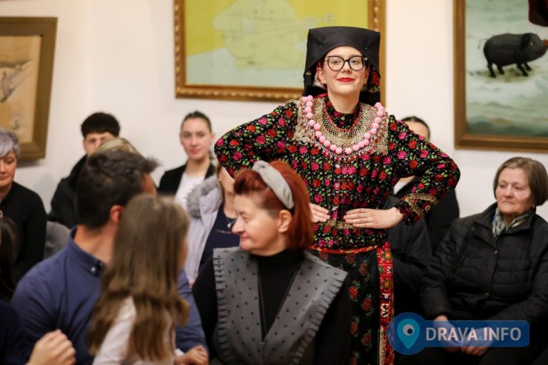 FOTO U Hlebinama održana revija narodnih nošnji ‘Slojevi tradicije, boje naive’ inspirirana umjetničkim nasljeđem