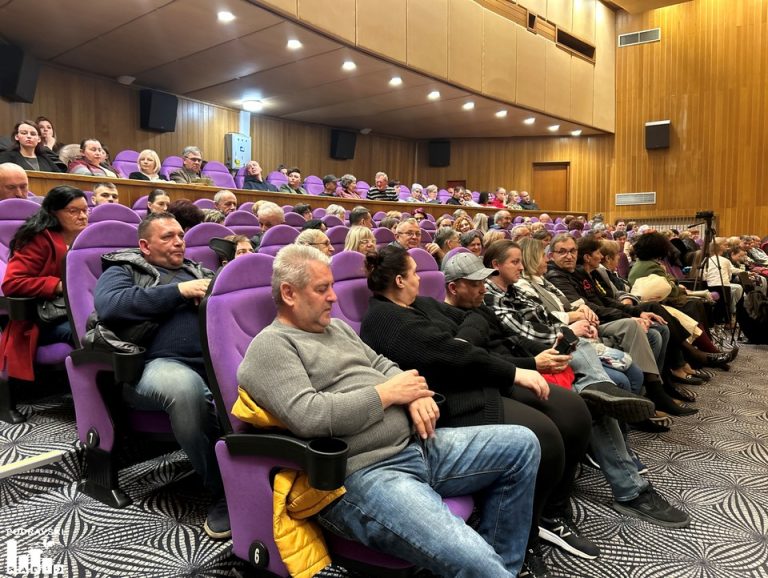 FOTO Povratak kazališta u Đurđevac: premijera ‘Obiteljske fotografije’