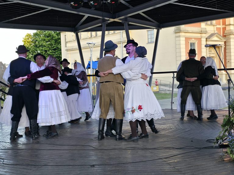 FOTO Ples i pjesma povodom 50 godina bratimljenja Grada Križevaca i Paga