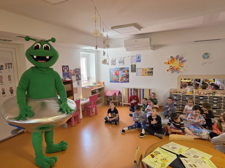 FOTO Mirko Reciklirko vodio mališane kroz svijet recikliranja i kompostiranja u Novigradu Podravskom