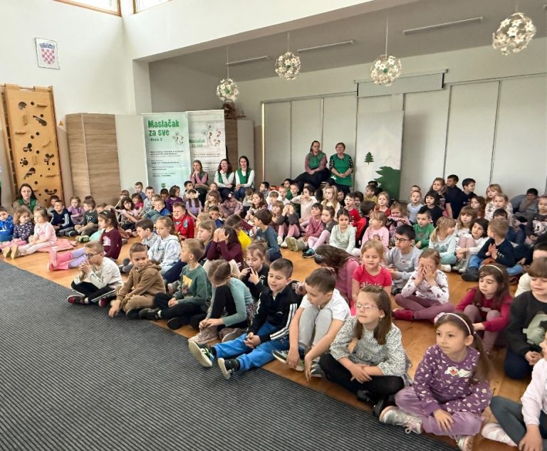 FOTO Održana lutkarska predstava u vrtiću Maslačak uoči Uskrsa