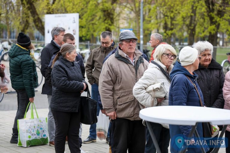 FOTO Mnogi građani uživaju u besplatnim ribicama na gradskoj tržnici