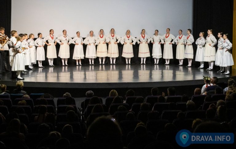 FOTO Tražilo se mjesto više, KUD ‘Petar Preradović’ Đurđevac oduševio publiku koncertom ‘Svojemu gradu za imendan’