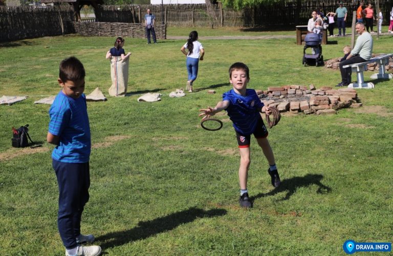 FOTO Jurjevske igre u Đurđevcu okupile djecu u starinskim natjecanjima