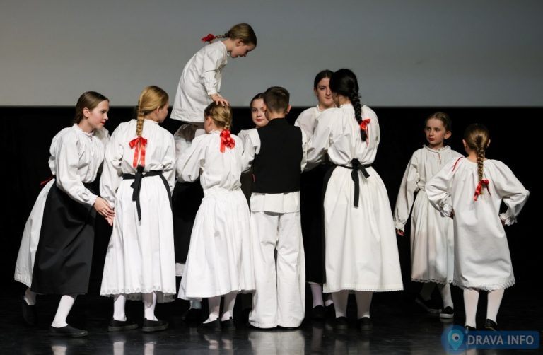 FOTO Mali čuvari tradicije oduševili na županijskoj smotri folklora