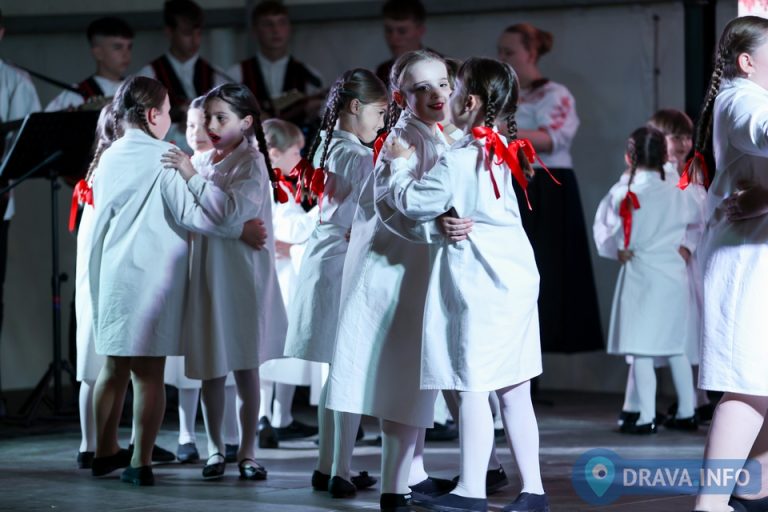 FOTO: SLATKI SUSRETI FOLKLORA Virovci ponovno dokazali da tradicija nikad ne izlazi iz mode
