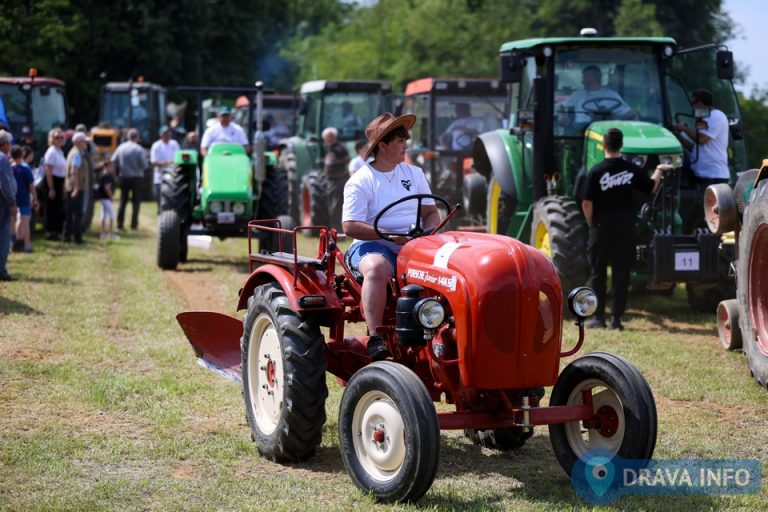 FOTO U Kozarevcu se okupili najbolji županijski orači, traje natjecanje u kojem pokazuju svoje znanje, preciznost i vještine