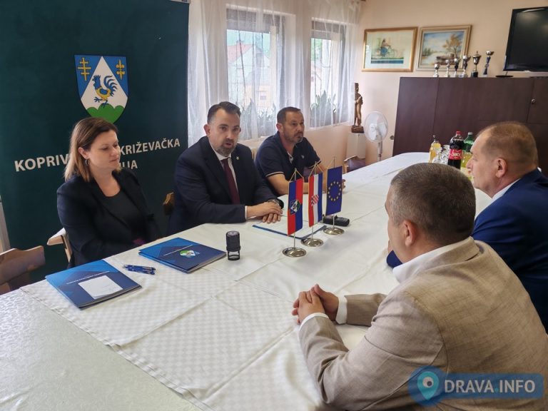 FOTO Potpisani ugovori za rekonstrukciju Osnovne škole Ferdinandovac vrijednu 2,4 milijuna eura