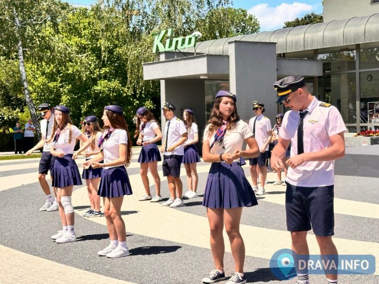 FOTO Đurđevački maturanti plesom u centru grada obilježili kraj srednjoškolskog obrazovanja
