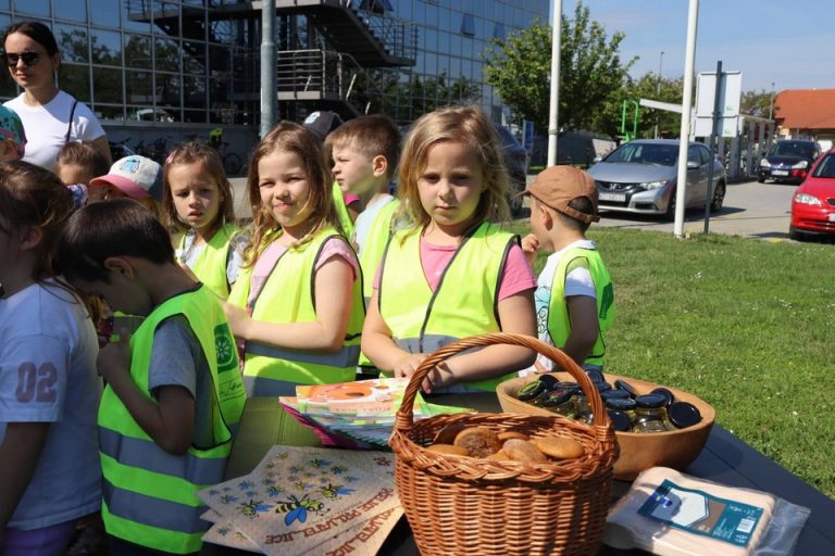 FOTO Svjetski dan pčela obilježen edukativnom radionicom na Cvjetnoj livadi Cerina