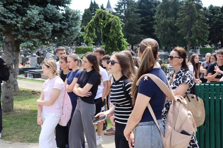 FOTO Učenici Gimnazije ‘Fran Galović’ sudjelovali u edukativnoj šetnji povodom Europskog tjedna upoznavanja groblja