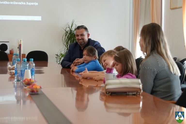 FOTO Vrtićarci posjetili Županiju, animirao ih župan Golubić