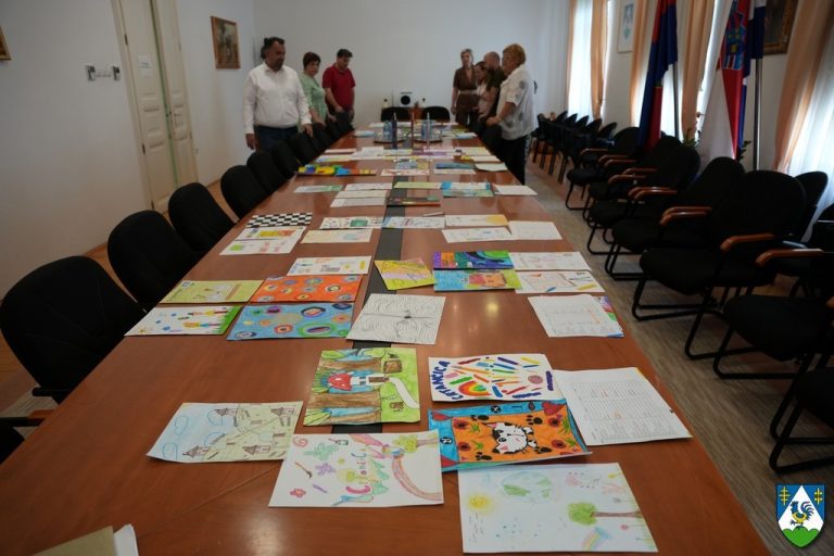 Županija nastavlja projekt besplatnih bilježnica za osnovnoškolce, dječji crteži krasit će školske bilježnice