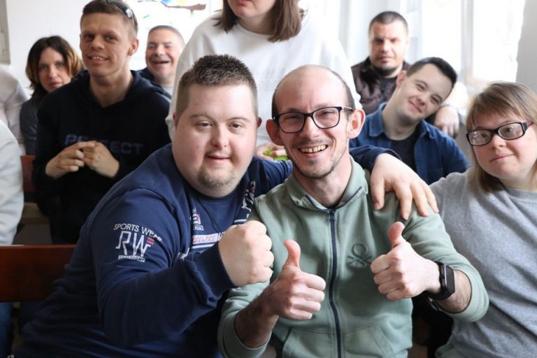 KOPRIVNICA POMAŽE LATICAMA Aleks&Bara stižu u Dom mladih, ne propustite ‘Golu istinu’