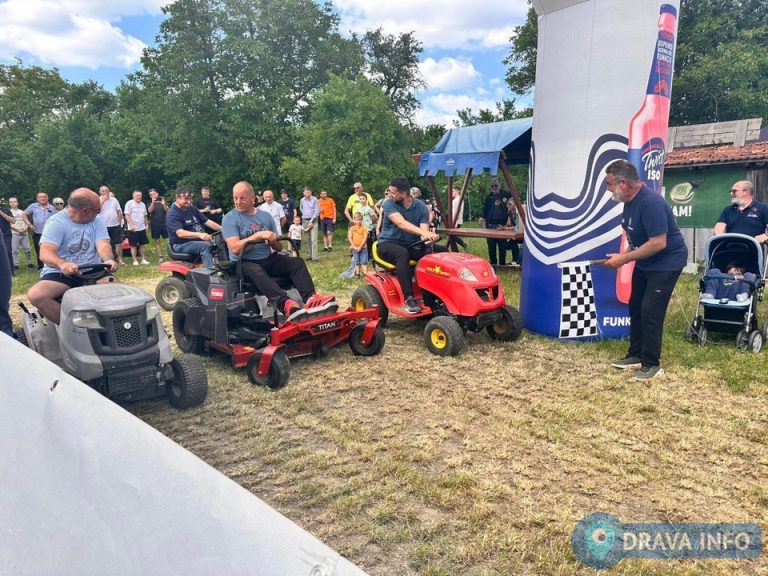 FOTO U Hlebinama na imanju Stari zanati održana urnebesna utrka traktorskih kosilica
