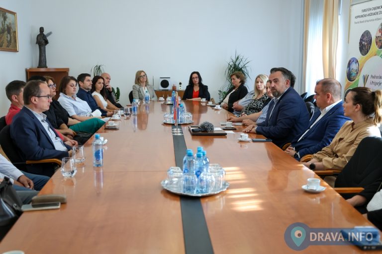 FOTO Privatnim iznajmljivačima ide više od 115.000 eura, potpisani ugovori za unaprjeđenje kapaciteta. ‘Moramo biti ponosni, glasni i gizdavi’