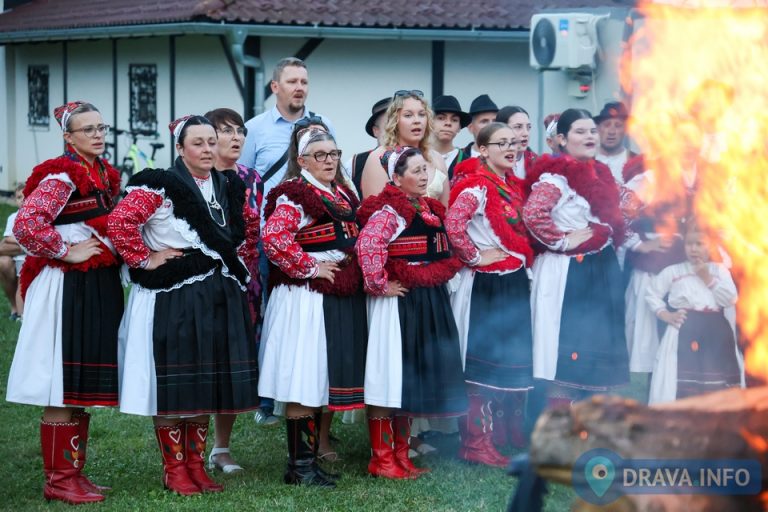FOTO U Koprivničkom Ivancu tradicionalno zapaljen krijes