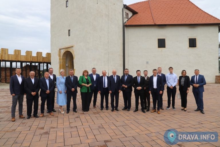 FOTO U Đurđevcu svečano uručeni ugovori za provedbu projekata razvoja zelene infrastrukture predstavnicima gradova i općina s područja županije