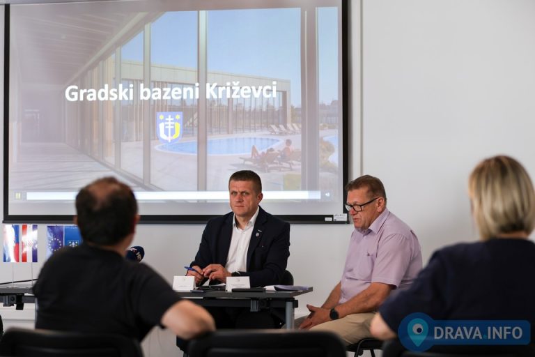 FOTO Križevci predstavili projekt novih gradskih bazena, Katanović; ‘Postoji velika potreba građana za izgradnju bazena, želimo prilagoditi bazene i sadržaj svima’
