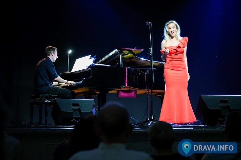 FOTO Održan humanitarni koncert za osobe s invaliditetom ‘Starogradske i umjetničke solo pjesme’