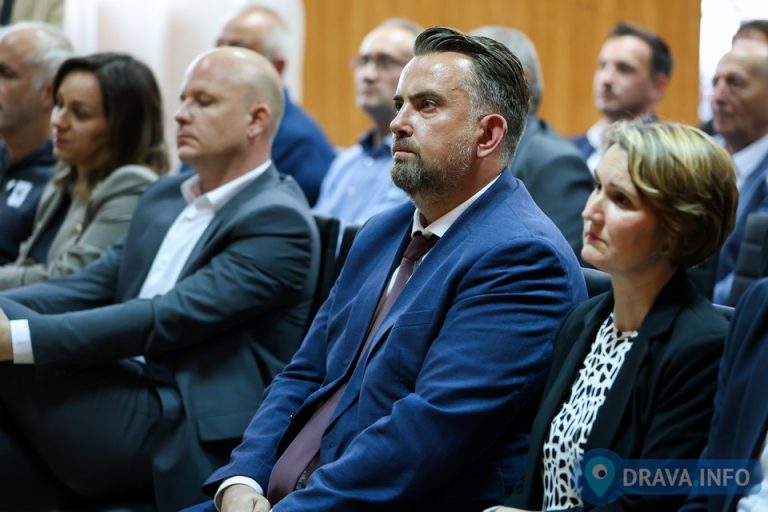 FOTO: SVEČANA SJEDNICA U ĐELEKOVCU Načelnica Samošćanec Kiš: ‘Cilj nam je bio stvoriti mjesto poželjno za život mladih obitelji, a danas vidimo rezultate toga rada’