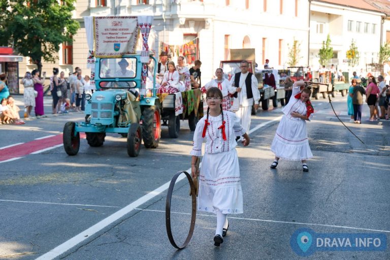 FOTO Povorka aranžiranih kola i oldtimer traktora pod nazivom ‘Podravina od leta do leta’ i ove je godine oduševila mnogobrojne posjetitelje