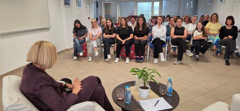 FOTO Marina Vujčić gostovala u Gradskoj knjižnici u Đurđevcu, gimnazijalke oduševile izvedbom prema romanu ‘Sigurna kuća’