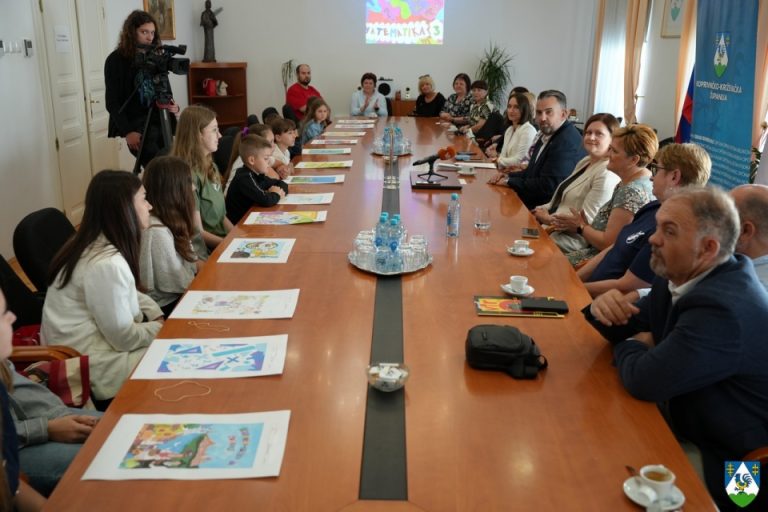 FOTO Učenička kreativnost stiže na školske bilježnice, odabrano 13 radova za projekt ‘Naslovnica budućnosti’