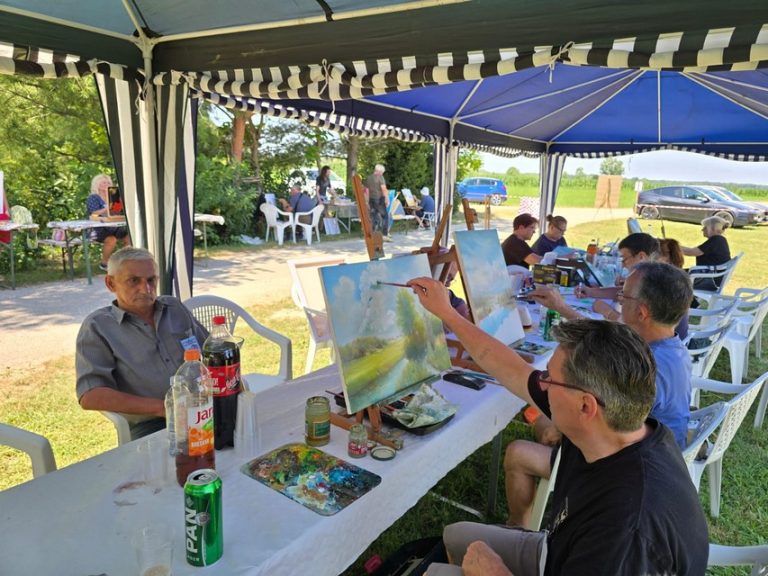 FOTO U Atelieru i Galeriji Kolarić u Ždali održana prva likovna kolonija ‘ŽDALA-PREKODRAVLJE 2026.’.