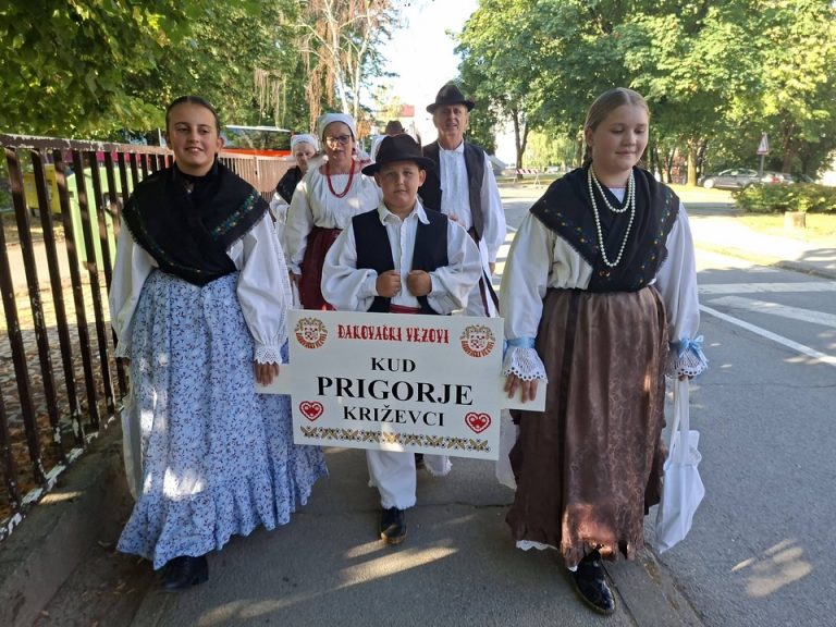 FOTO KUD ‘Prigorje’ Križevci sudjelovalo na jubilarnim 60. Đakovačkim vezovima