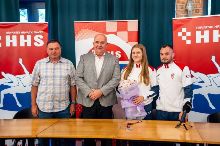 FOTO U Zagrebu održana svečana konferencija za medije, HK Podravka i HHS proslavili povijesno europsko srebro Veronike Vilk