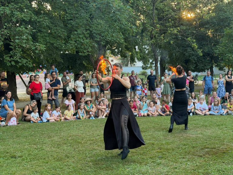 FOTO Loop cirkus donio osmijehe, vještine i vatrenu čaroliju u park Zrinskog