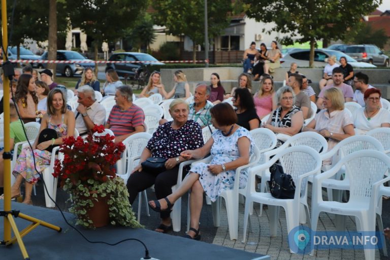 FOTO Marko Mijacev premijerno izveo stand up ‘Eto tak.’ pred đurđevačkom publikom
