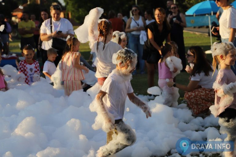 FOTO Pjena party u Virju zaludio i velike i male