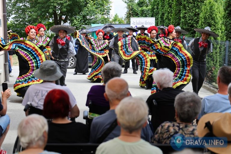 FOTO Meksički folkloraši razveselili korisnike Doma za starije i nemoćne Baka Ilona