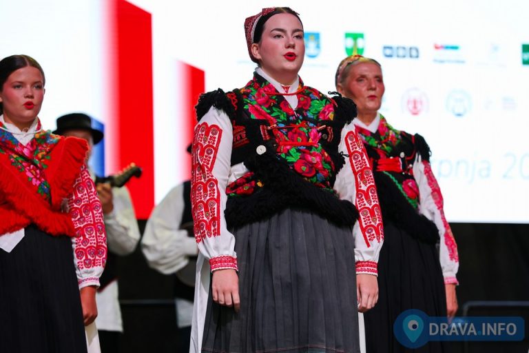 FOTO Svečano otvoren festival ‘Iz bakine škrinje’, predstavljaju se folklorne skupine iz Meksika, Čilea, Slovačke te Hrvatske