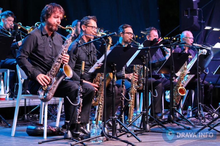 LJETO NA ZRINSKOM Jazz orkestar Hrvatske radiotelevizije oduševio Koprivnicu na Zrinskom trgu